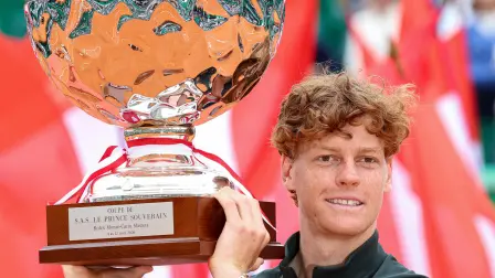 El italiano Jannik Sinner celebra con el trofeo.