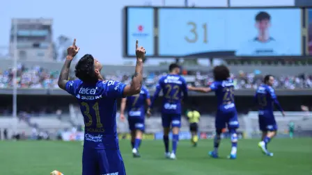 El jugador Robert Morales, delantero de Pumas, celebró el primer gol anotado contra el Mazatlán durante la Jornada 14 de la Liga MX en el Estadio Olímpico Universitario.