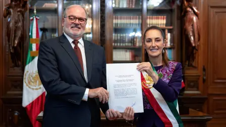 Sheinbaum y el embajador de Cuba, Eugenio Martínez Enriquez.