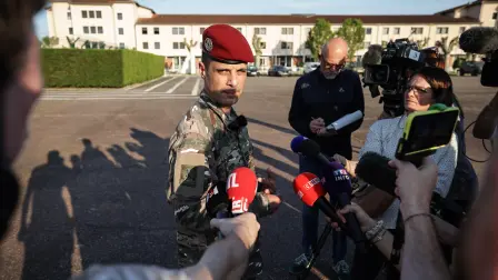 El coronel francés Jeremy Akil habla con la prensa en el cuartel militar de Montauban tras la muerte del sargento francés Florian Montorio en un ataque contra la UNIFIL.