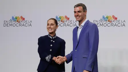 La presidenta Claudia Sheinbaum con el primer ministro español, Pedro Sanchez, durante IV Reunión en Defensa de la Democracia. Foto: AFP