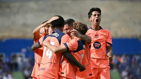 El delantero inglés del Barcelona, ​​Marcus Rashford, celebra el segundo gol de su equipo con sus compañeros .
