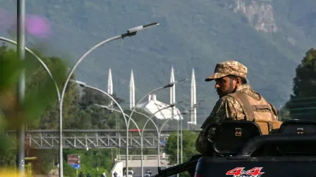 Un militar vigila la zona roja de Islamabad, entidad donde se llevaría a cabo la reunión.
