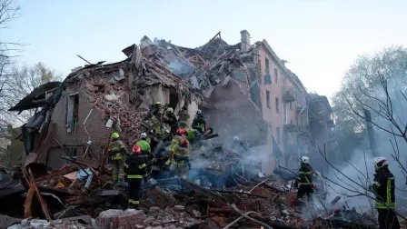 Rescatistas ucranianos retirando escombros de un edificio residencial tras un ataque ruso en Dnipro.