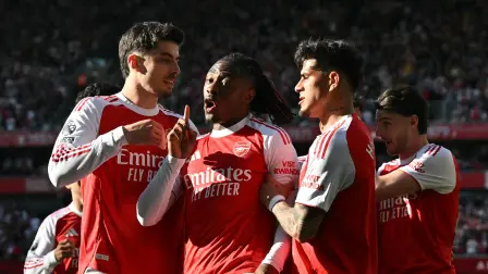 El centrocampista inglés del Arsenal, Eberechi Eze, celebra el primer gol durante el partido.