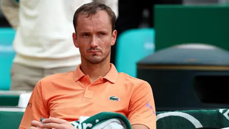 Daniil Medvedev descansa en el torneo ATP Masters Series de Montecarlo.