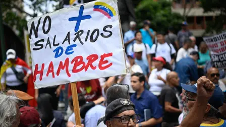 El incremento se basa en bonos y no en salario real, que sigue en centavos, en medio de inflación y creciente descontento social.
