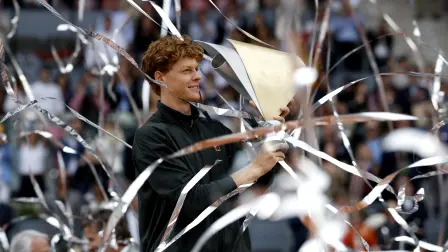 El italiano Jannik Sinner celebra con su trofeo tras ganar la final individual del torneo ATP Tour Madrid Open 2026.