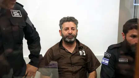 El activista español Saif Abu Keshek llega a un tribunal en Ashkelon.
