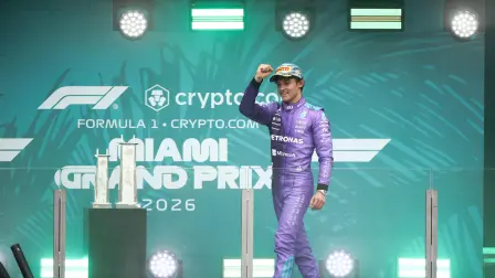 El piloto italiano de Mercedes, Kimi Antonelli, ganador de la carrera, celebra en el podio.