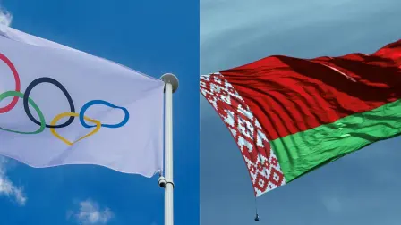 Bandera olímpica y una bandera de Bielorrusia.
