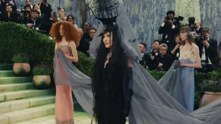 Madonna a su llegada a la Met Gala 2026 con un traje inspirado en el cuadro La tentación de san Antonio de Leonora Carrington.