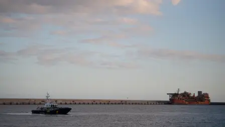 Miembros de la Guardia Civil española patrullan el puerto de Granadilla de Abona, en la isla de Tenerife.
