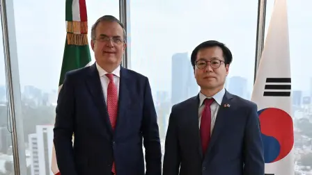 El secretario de Economía, Marcelo Ebrard, sostuvo un encuentro con Yeo Han-koo, ministro de Comercio de la República de Corea.