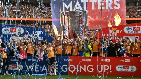 Los jugadores del Hull City celebran con el trofeo tras.