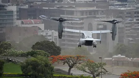 Un avión MV-22B Osprey de la Infantería de Marina estadounidense aterriza en la Embajada de Estados Unidos en Caracas.