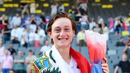 Ignacio Buse recibe su premio.
