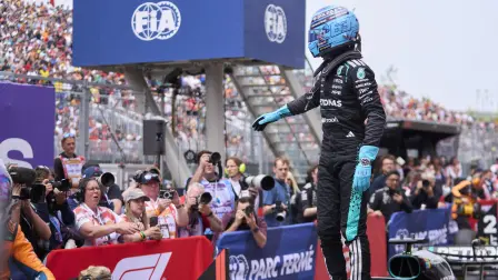 El piloto británico de Mercedes, George Russell, saluda desde el círculo de ganadores.