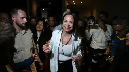 La líder de la oposición venezolana, María Corina Machado, sale tras una rueda de prensa en Ciudad de Panamá.
