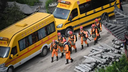 Los equipos de rescate llegaron para llevar a cabo las operaciones de salvamento tras una explosión de gas en la mina de carbón de Liushenyu, en Changzhi, provincia de Shanxi, al norte de China.