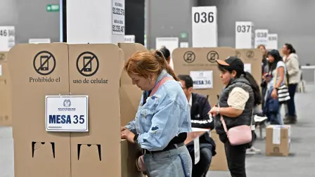 Personas votan en un centro de votación durante las elecciones presidenciales en Bogotá.