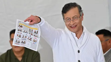 El presidente de Colombia, Gustavo Petro, se prepara para emitir su voto en las elecciones presidenciales.