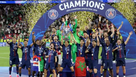 Marquinhos, del Paris Saint-Germain, levanta el trofeo mientras celebra con sus compañeros tras ganar la Liga de Campeones.