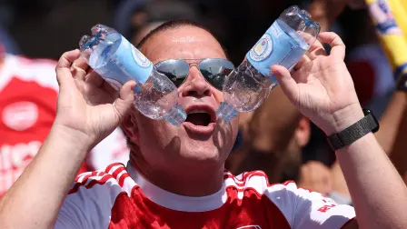 Aficionado de futbol con botellas de agua.