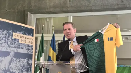 En imagen: El embajador de Suecia en México, Gunnar Aldén muestra una camiseta conmemorativa de las selecciones de futbol de México y Suecia.