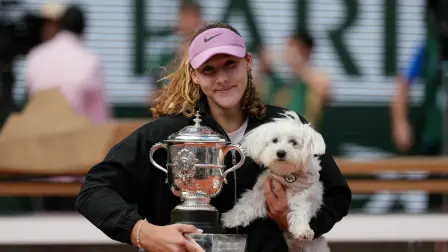 La rusa Mirra Andreeva posa con la Copa Suzanne Lenglen y su perro tras ganar la final individual femenina del Abierto de Francia.