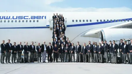 Jugadores de la selección nacional de Irán posando en el aeropuerto de Antalya antes de abordar un avión rumbo a México para la Copa Mundial de la FIFA 2026.
