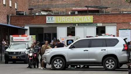 Colegas del periodista Cristian Herrera se reúnen frente al Hospital Universitario Erasmo Meoz en Cúcuta, Colombia.