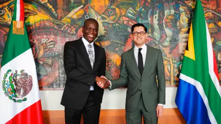 El secretario de Relaciones Exteriores, Roberto Velasco, recibió al ministro de Relaciones Internacionales y Cooperación de Sudáfrica, Ronald Lamola.