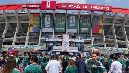 Aficionados ingresando al estadio Ciudad de México.