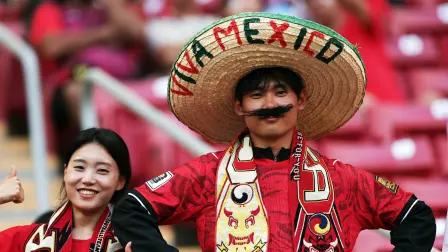 Fanáticos del Corea del Sur acuden al estadio Guadalajara para presenciar el encuentro.