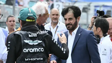 El presidente de la FIA, Mohammed Ben Sulayem (derecha), conversa con el piloto español de Aston Martin, Fernando Alonso.