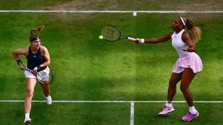 Karolina Muchova y Serena Williams se enfrentaron a la mexicana Giuliana Olmos y la neozelandesa Erin Routliffe en la primera ronda del torneo de dobles de Berlín. Foto: AFP