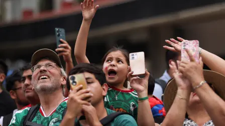 Miles de aficionados mexicanos se dan cita en los Fan Fest en las ciudades anfitrionas para ver los partidos.