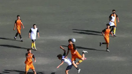 En una academia de fútbol de Teherán, los niños regateaban balones por el campo mientras los entrenadores les daban instrucciones a gritos.