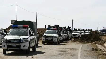Policías antidisturbios se encuentran en la carretera La Paz-Oruro para levantar una barricada en Mazo Cruz, departamento de La Paz, Bolivia.