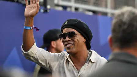 Ronaldinho saluda antes del partido de fútbol del Grupo C de la Copa Mundial de 2026 entre Brasil y Haití en el Estadio de Filadelfia.