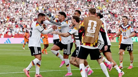 Deniz Undav, de Alemania, celebra el segundo gol con Nadiem Amiri y sus compañeros.