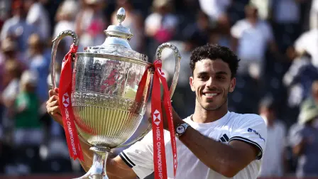 El argentino Francisco Cerúndolo posa para los fotógrafos con el trofeo de campeón.