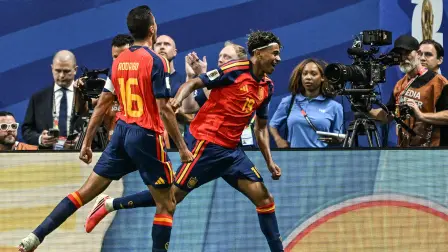 El delantero español número 19, Lamine Yamal, celebra tras marcar el primer gol durante el partido de fútbol del Grupo H .