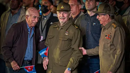 El exvicepresidente José Ramón Machado Ventura, el comandante Ramiro Valdés Menéndez y el expresidente cubano Raúl Castro.