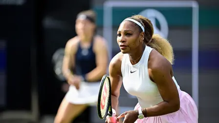La tenista estadounidense Serena Williams a la derecha.