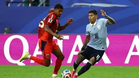 Mathias Olivera de Uruguay en acción con Laros Duarte de Cabo Verde.