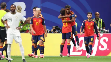Lamine Yamal, de España , celebra el primer gol con Mikel Oyarzabal.