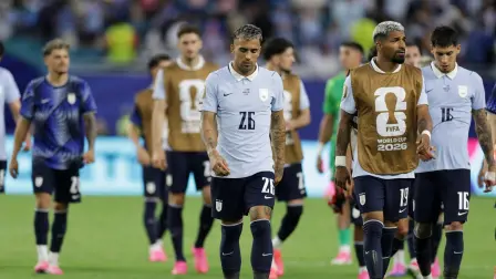 Jugadores de la Selección de Uruguay, quienes lucen cabizbajos tras el partido.