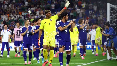 ion Suzuki y Yukinari Sugawara, de Japón , aplauden a los aficionados tras el partido.